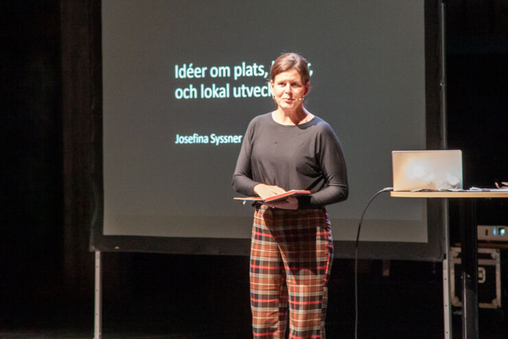 Josefina Syssner håller en presentation