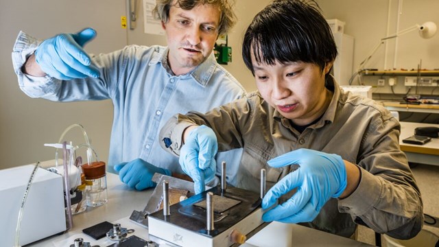 Mikhail Vagin och Penghui Ding arbetar i laboratoriet.