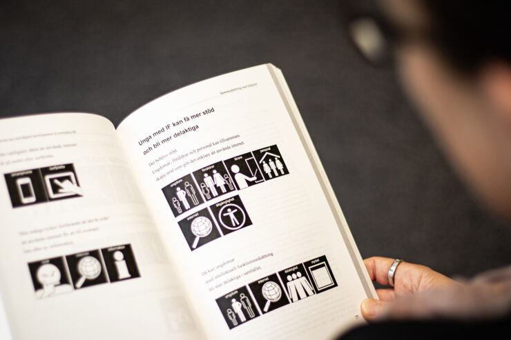 Bok med symboler som ska göra det lättare att tolka innehållet i en text för människor med intellektuella funktionshinder.