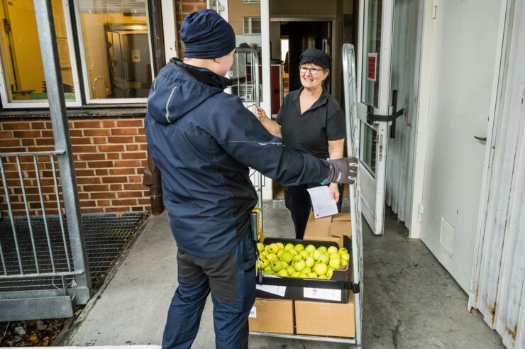 Norrköpings kommun samordnar sina transporter så mycket som möjligt. Dagens leverans tas emot av kökspersonal på skolan Söderporten i Norrköping.