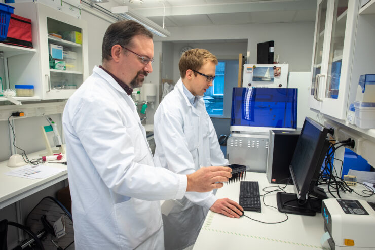 Henrik Gréen and Niclas Björn in the laboratory.