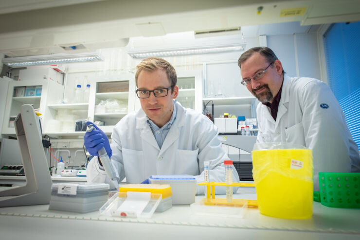 Henrik Green and Niclas Björn in the lab.