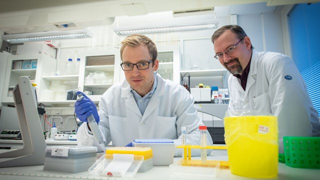 Henrik Green and Niclas Björn in the lab.