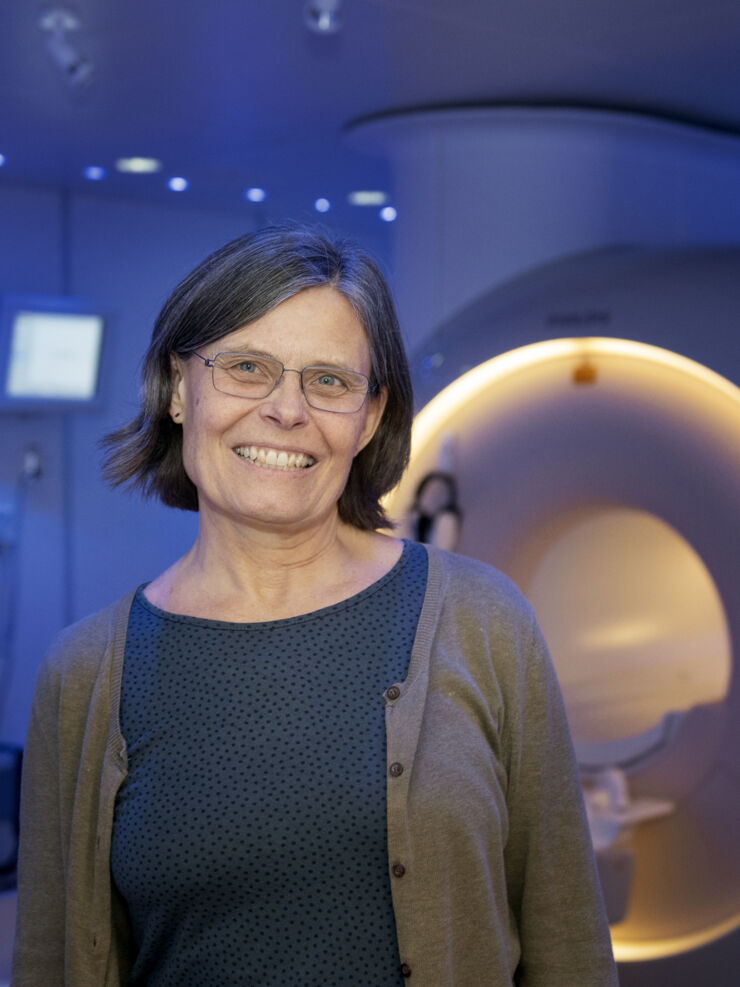 Maria Engström at the magnetic resonance camera at CMIV.