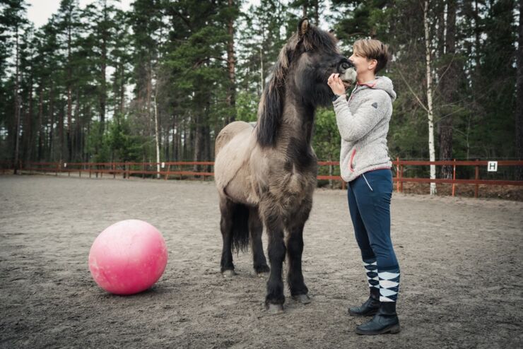 Lina Roth med en häst.