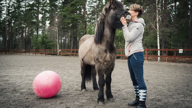 Lina Roth med en häst.