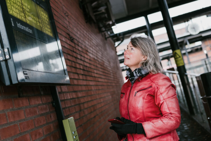 Kvinna på järnvägsstation.