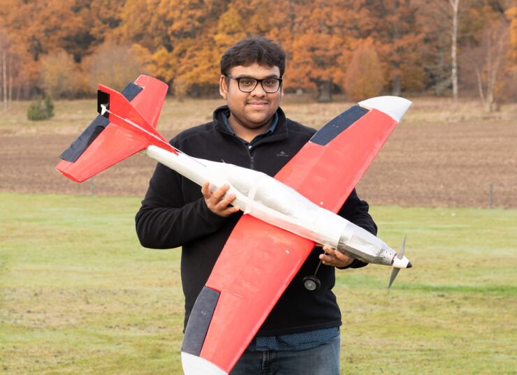 Kevin Swamy, student at LInköping University holds a model airplane, he and his classmates have built in the course Prototype Realisation