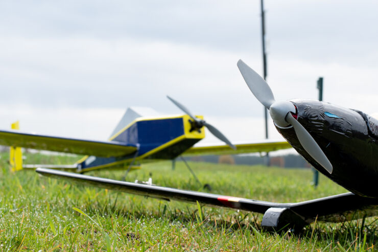 två modell flygplan som studenter har byggt i en kurs