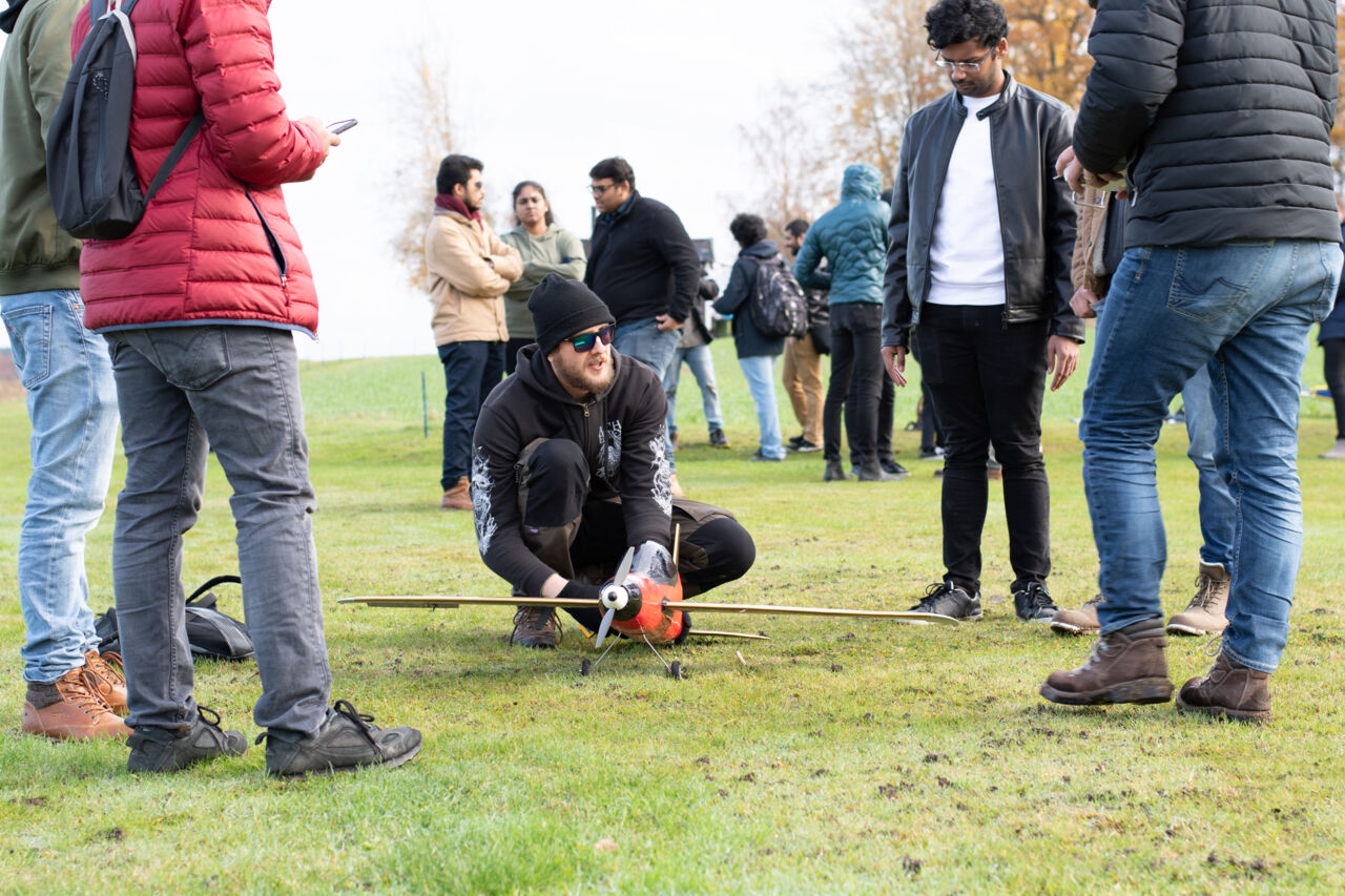 Läraren i kursen Prototype realisation testar flygplanets balans innan testflygning