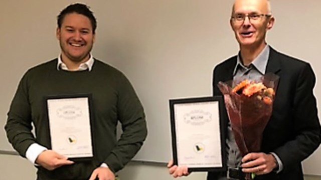 Björn Oskarsson och Mårten Fristedt håller diplom.