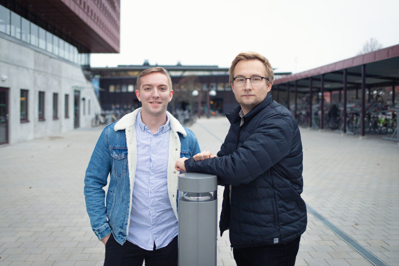 Students Henrik Lindgren and Viktor Uvesten outside Studenthuset.