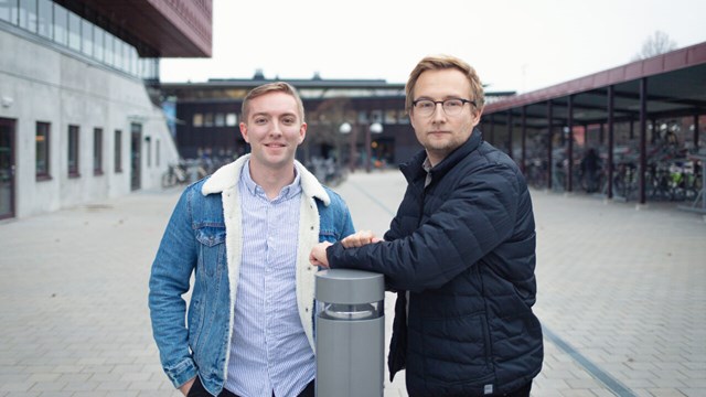 Studenterna Henrik Lindgren och Viktor Uvesten utomhus.