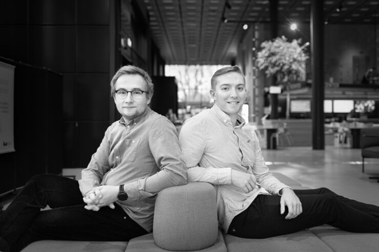 Students Henrik Lindgren and Viktor Uvesten sits i a sofa in Studenthuset.