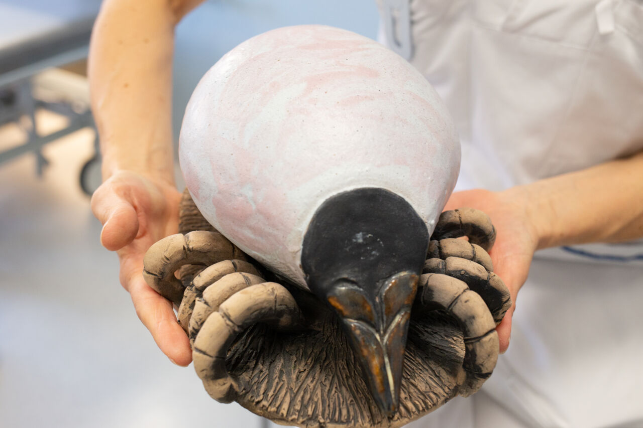 En stor fästing som Johanna Sjöwall håller.