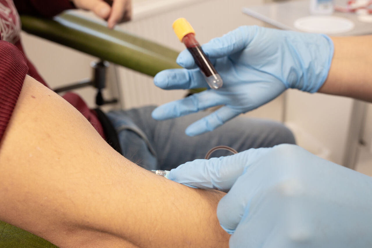 En patient lämnar blodprov.