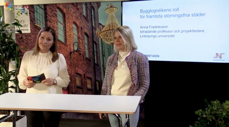 Anna Fredriksson håller presentation om bygglogistik