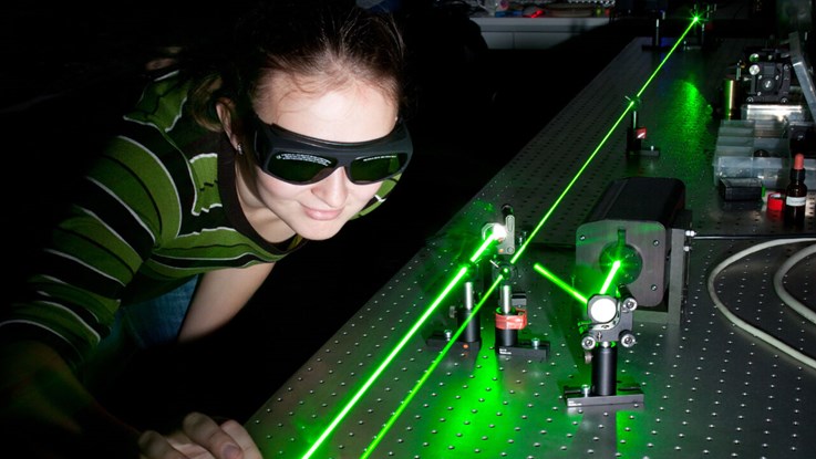 kvinnlig student jobbar i optiklabb