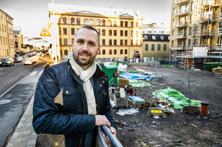 A man standing in front of a construction site