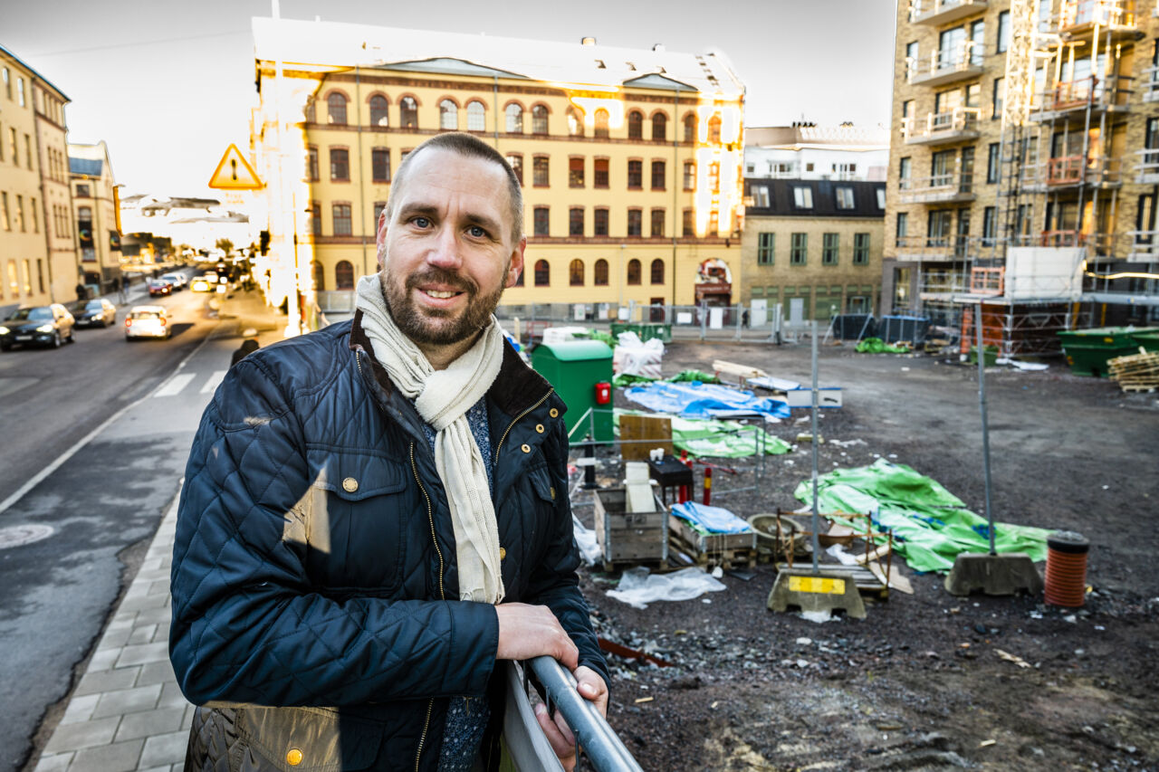 En man står framför en byggarbetsplats