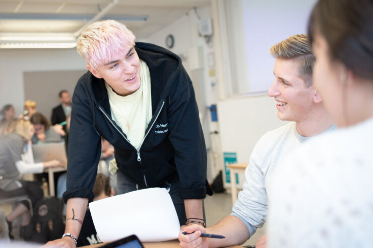 Bild på leende studenter som spelar rolllspel.