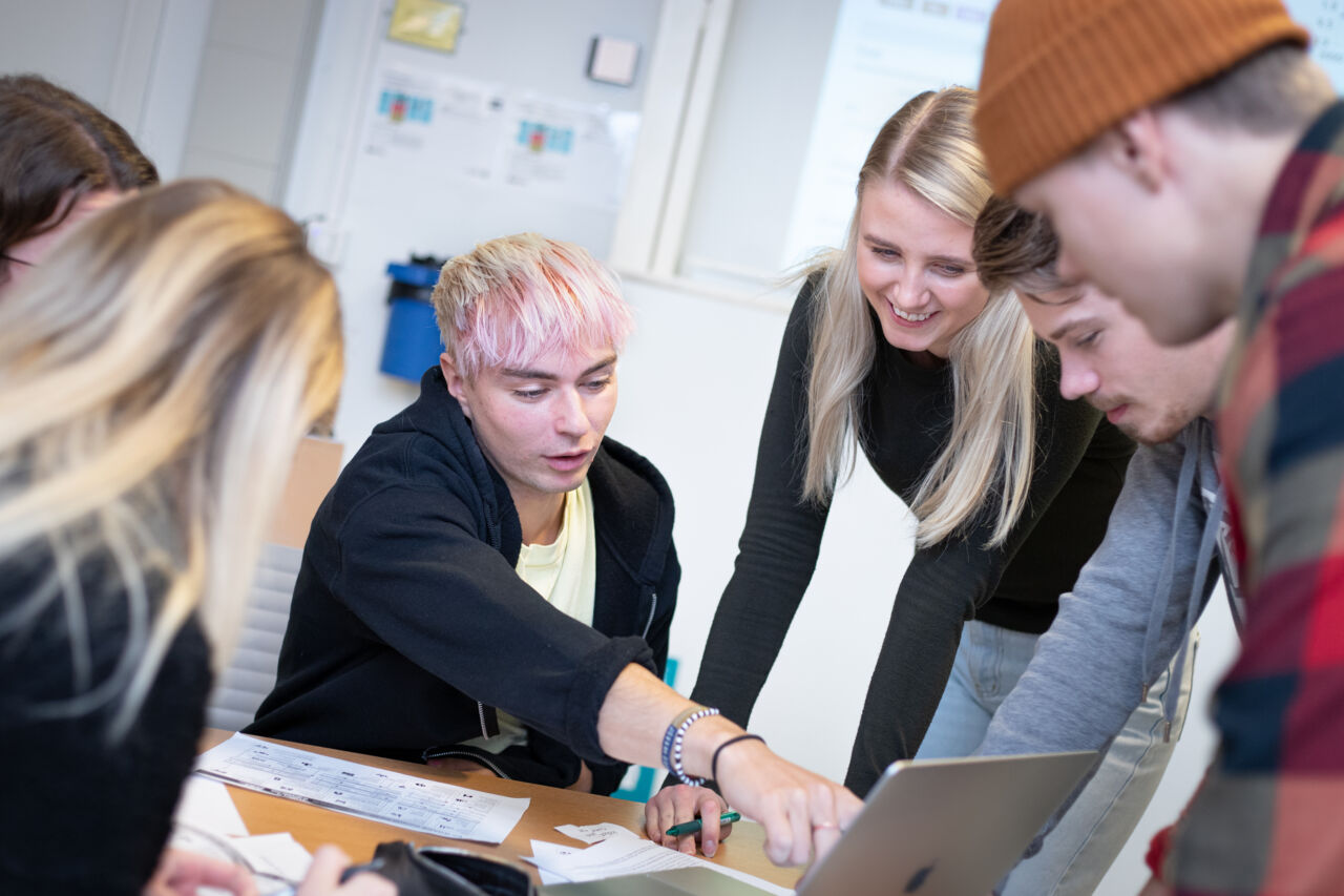 Glada studenter samarbetar.