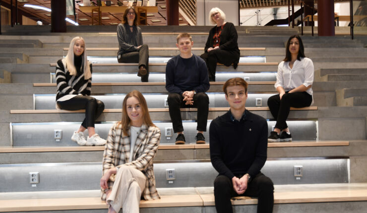 Överst: Programansvariga Britta Behrendt Jonsson och Åsa Åslund. Mellersta raden: Studenter Josefine Kennås, Noa Andersson och Stephanie Van Daele. Längst ner: Studenter Klara Andersson och Klas Palmér.