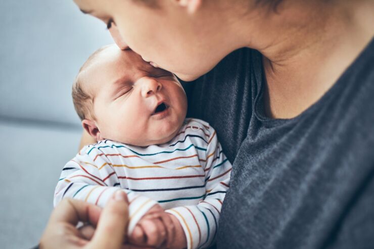 Mamma med nyfödd.