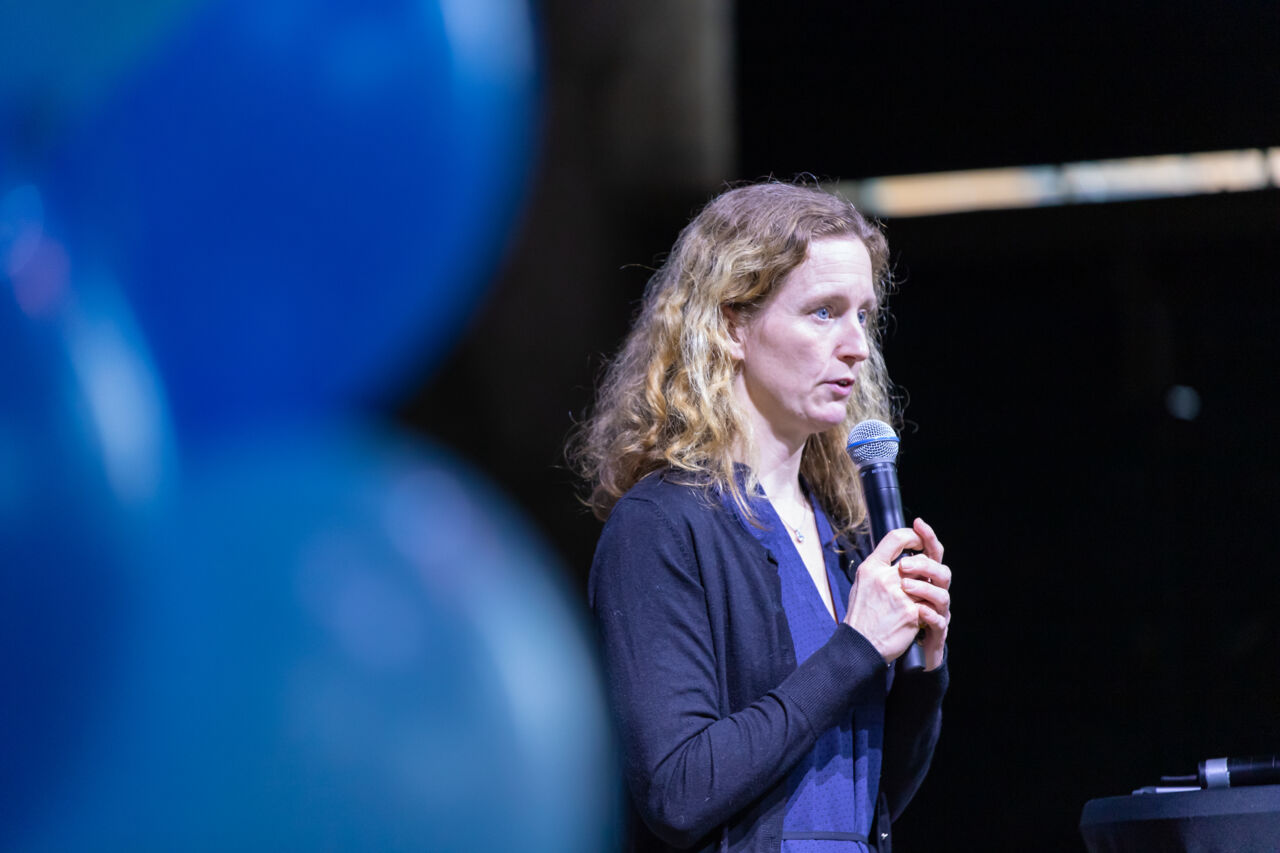 Bild på kvinna, oskarp förgrund.