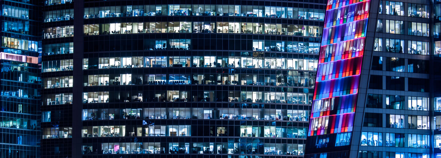 Ett stort hus med glasväggar och kontorslandskap.