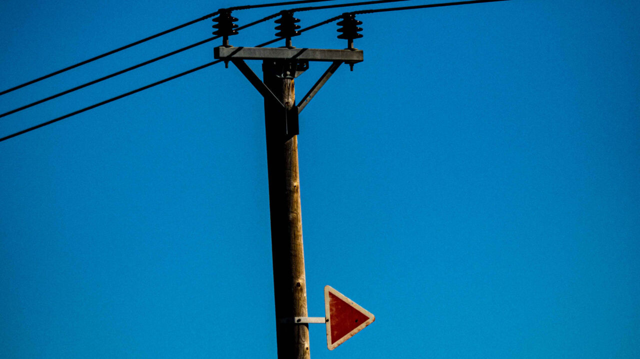 Elledning mot blå himmel.