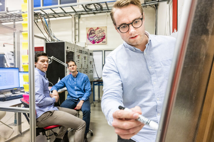 Three researchers discuss aeronautical technology.