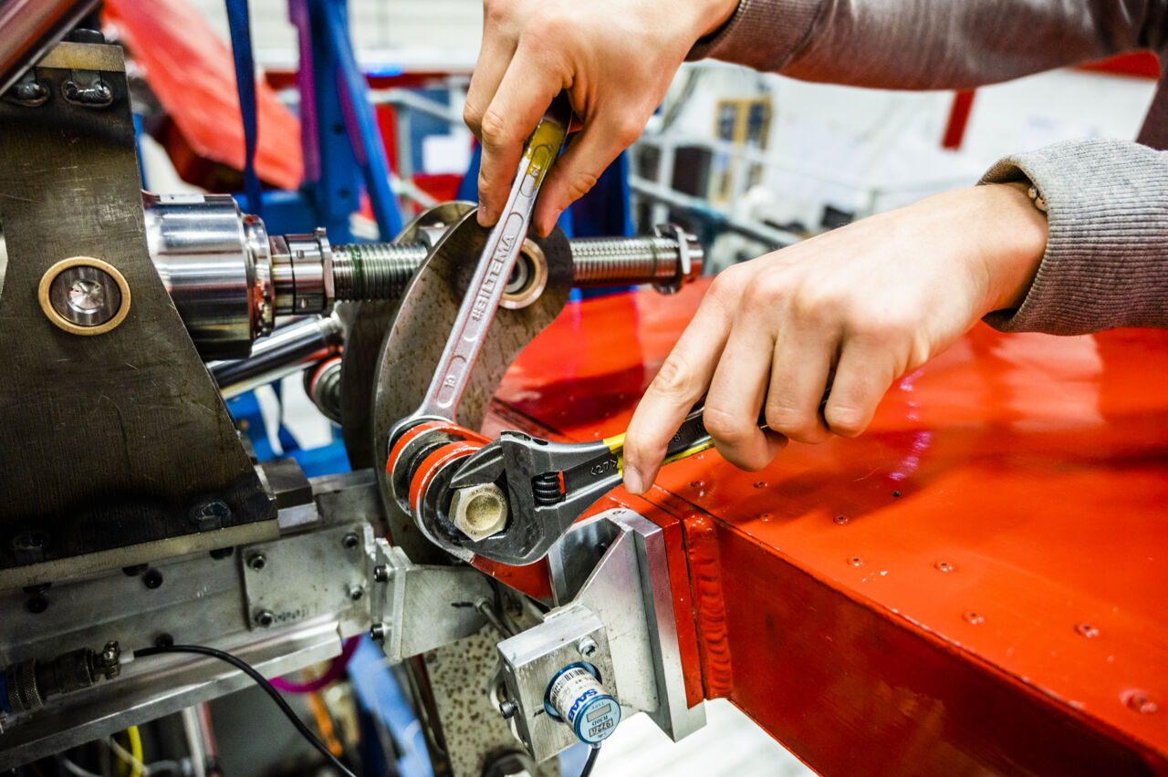 Forskare drar åt en bult.