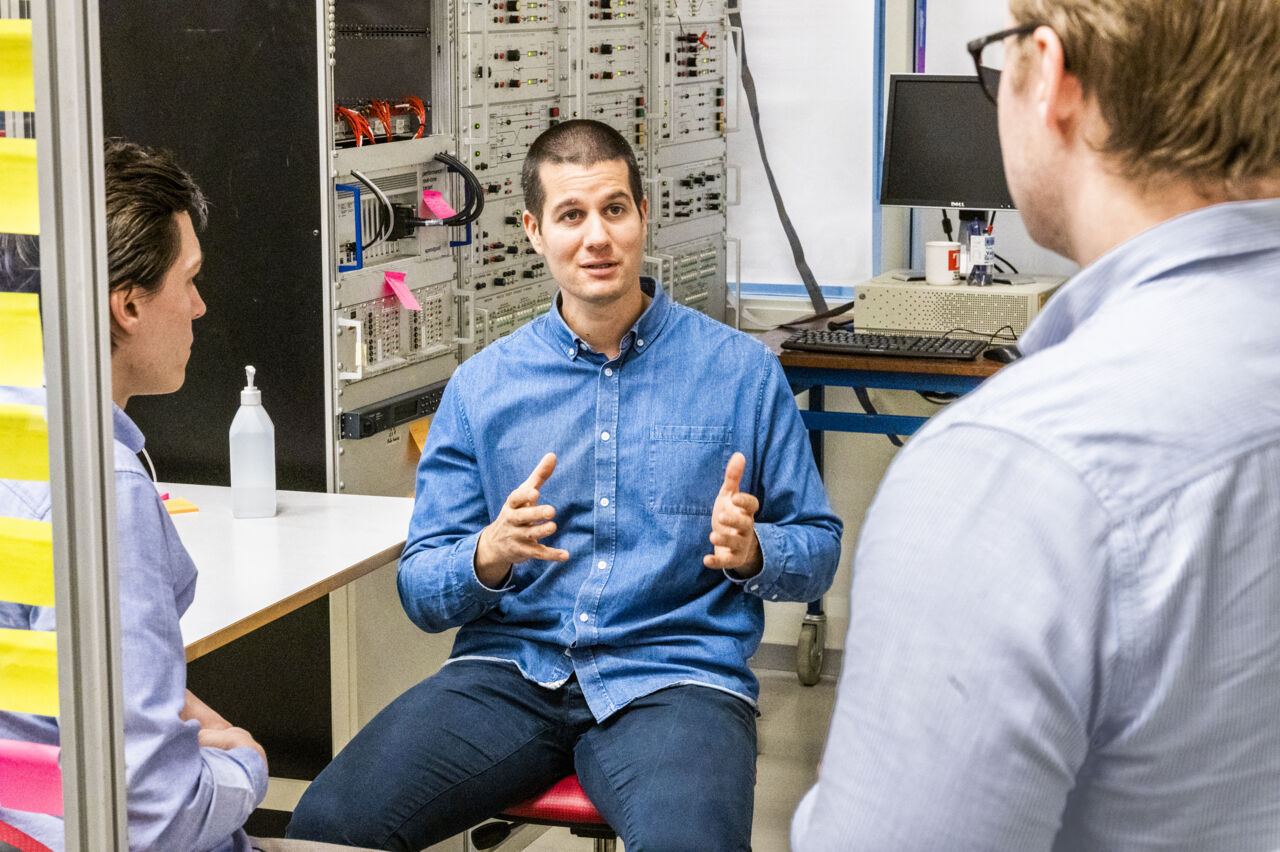 Tre forskare diskuterar.