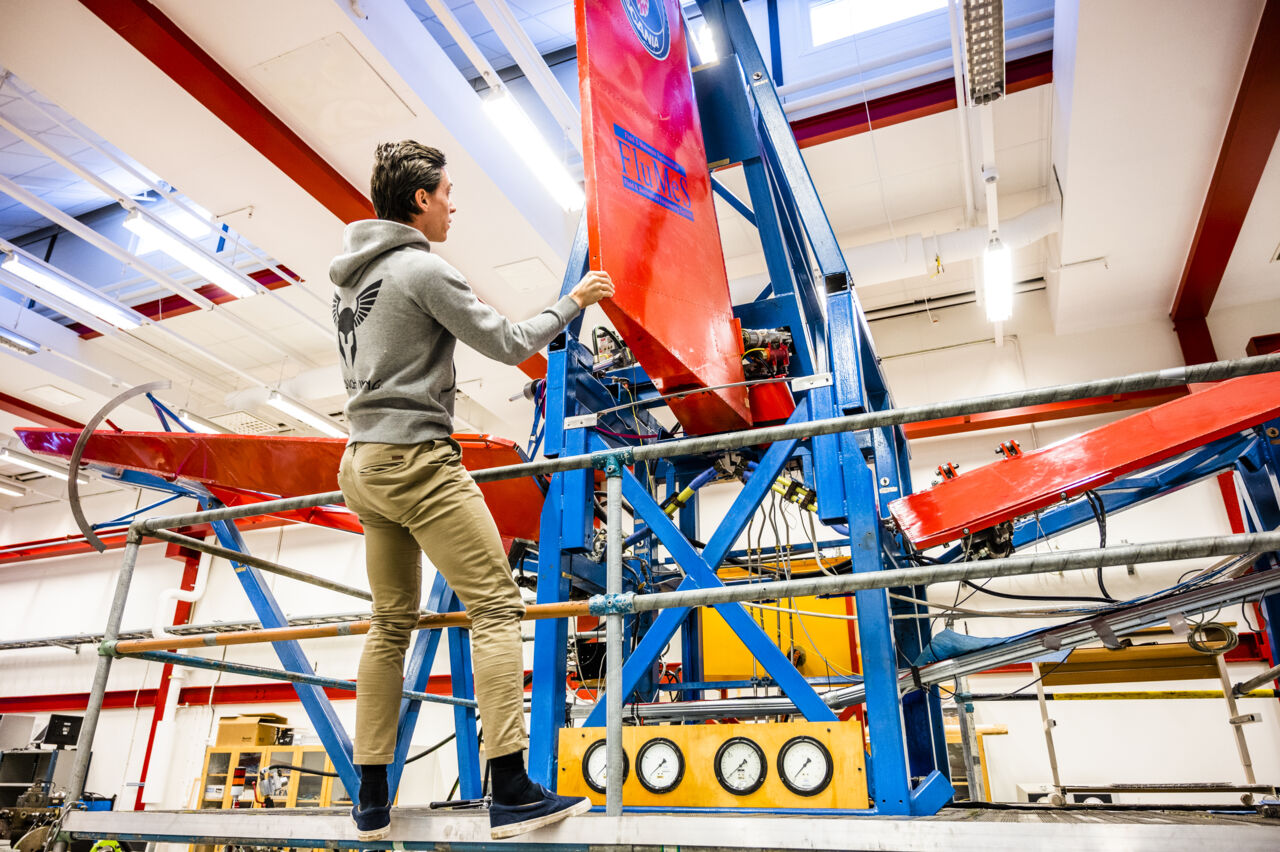  Christopher Reichenwallner ställer in rodret på testriggen.