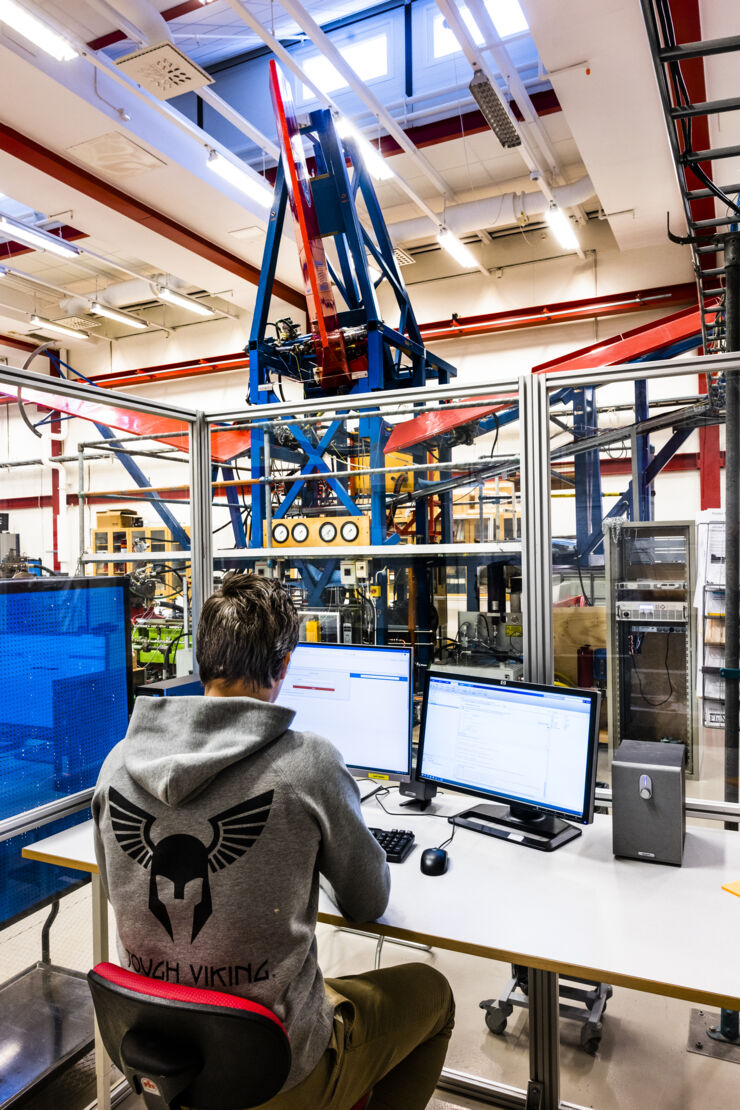 Researcher infront of computer in the lab.