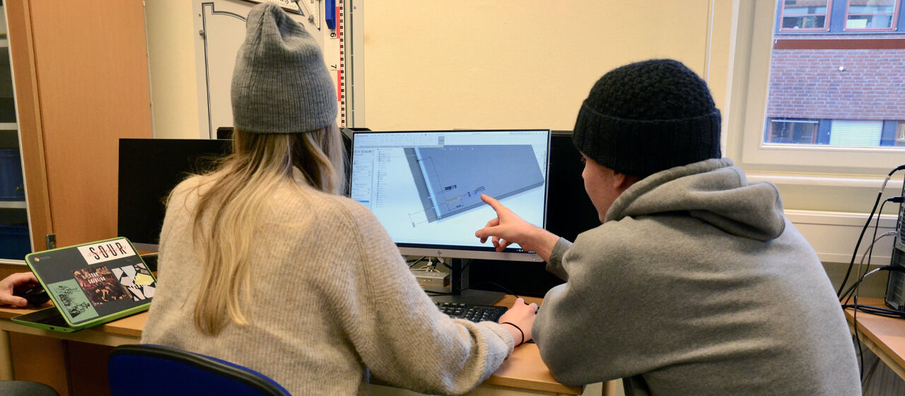 Ungdomar tittar på datorskärm.