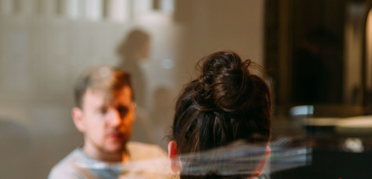 Människor pratar på seminarium