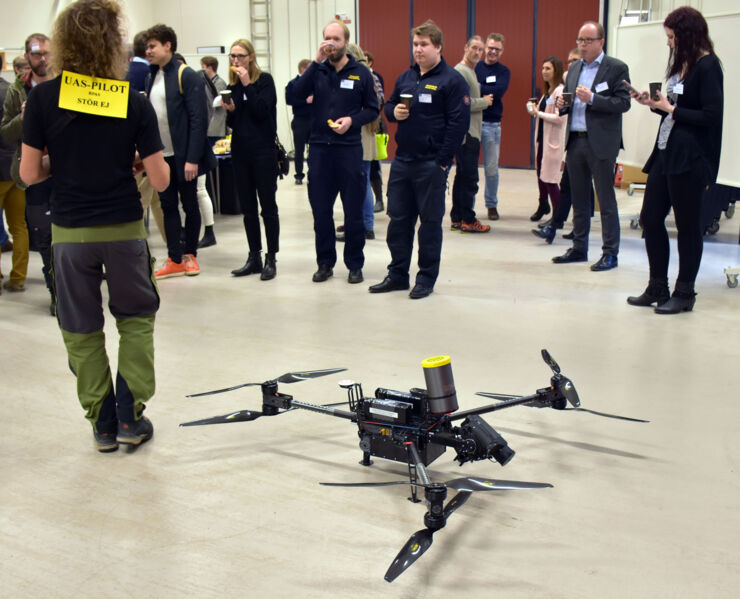 UAS pilot testflyger en drönare