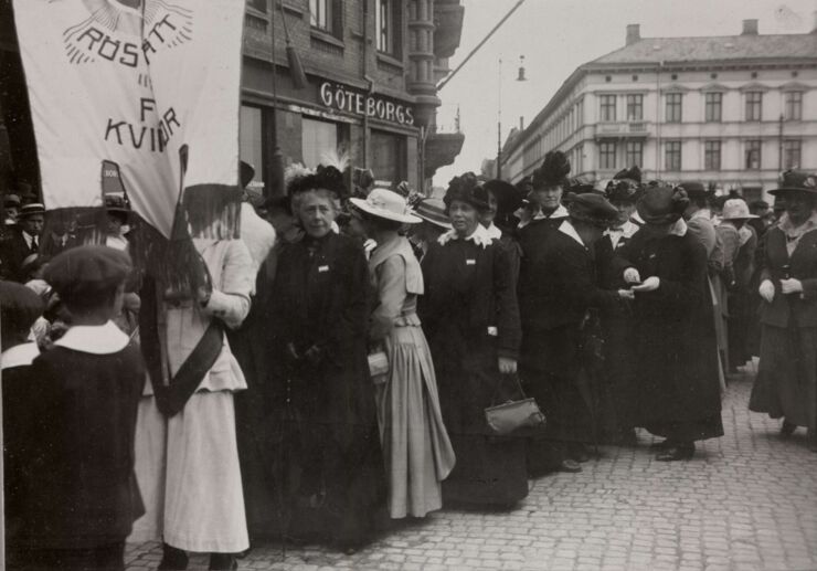 Demonstrationståg för kvinnorösträtten med bland andra FKPR:s ordförande Frigga Carlberg, Göteborg.