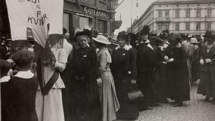 Demonstrationståg för kvinnorösträtten med bland andra FKPR:s ordförande Frigga Carlberg, Göteborg.