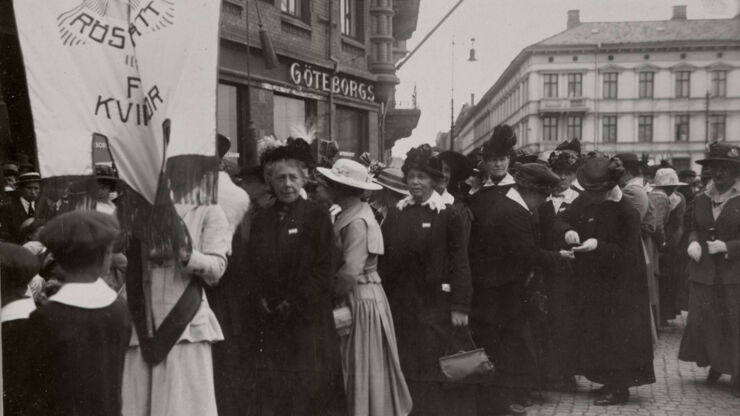 Demonstrationståg för kvinnorösträtten med bland andra FKPR:s ordförande Frigga Carlberg, Göteborg. Svartvitt fotografi.