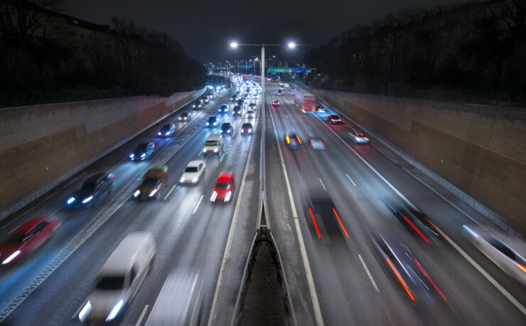 Bilar på motorväg nattetid.