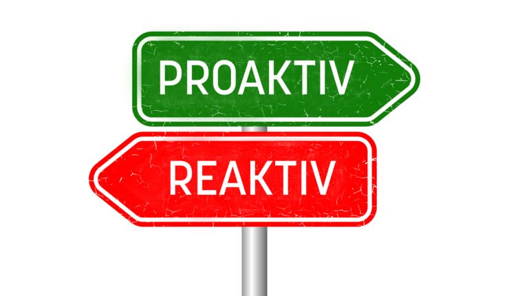 Två vägskyltar med texten Proaktiv respektive Reaktiv