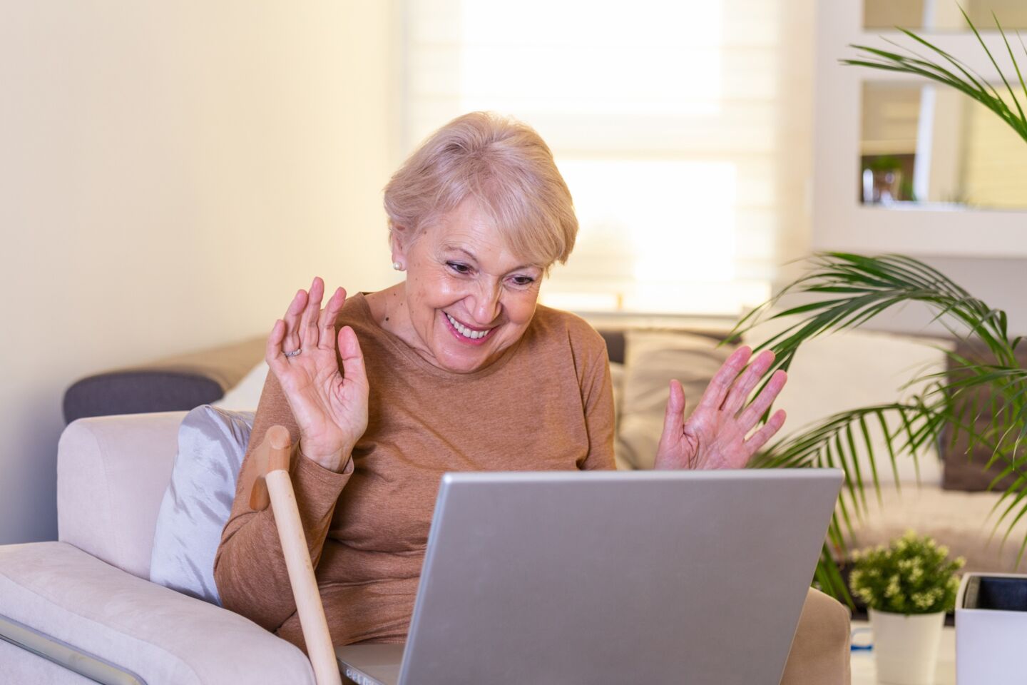 Äldre kvinna framför dator.