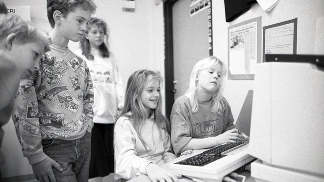 Elever provar en dator för första gången 1988.