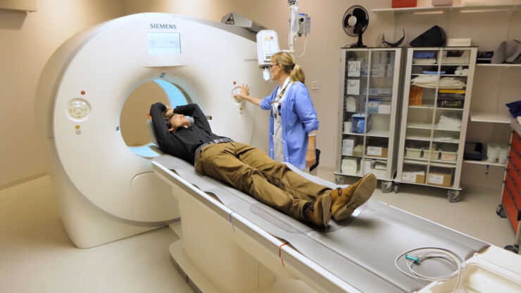 En person i magnetröntgen på CMIV under bevakning av en sköterska. 