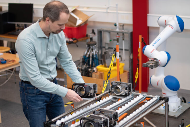 En person står i en industriell produktions labb