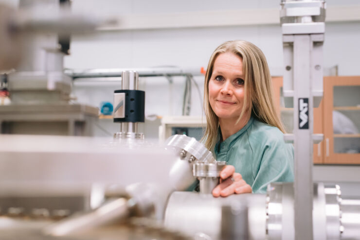 Person (Johanna Rosén) in a lab.