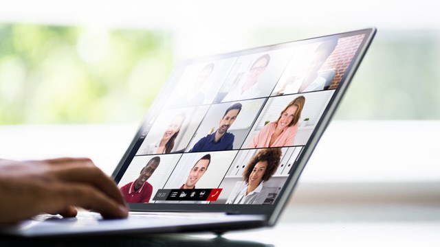 Online videokonferens. Laptop med bilder på deltagare.
